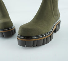 Load image into Gallery viewer, bottines vegan en daim khaki