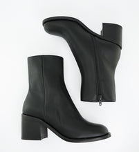 Load image into Gallery viewer, bottines noires vegan style vintage 