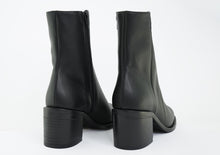 Load image into Gallery viewer, bottines noires vegan style vintage 